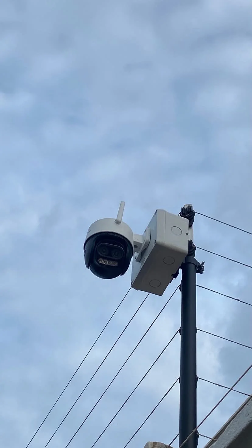 Câmera de segurança instalada em poste para monitoramento de área ampla